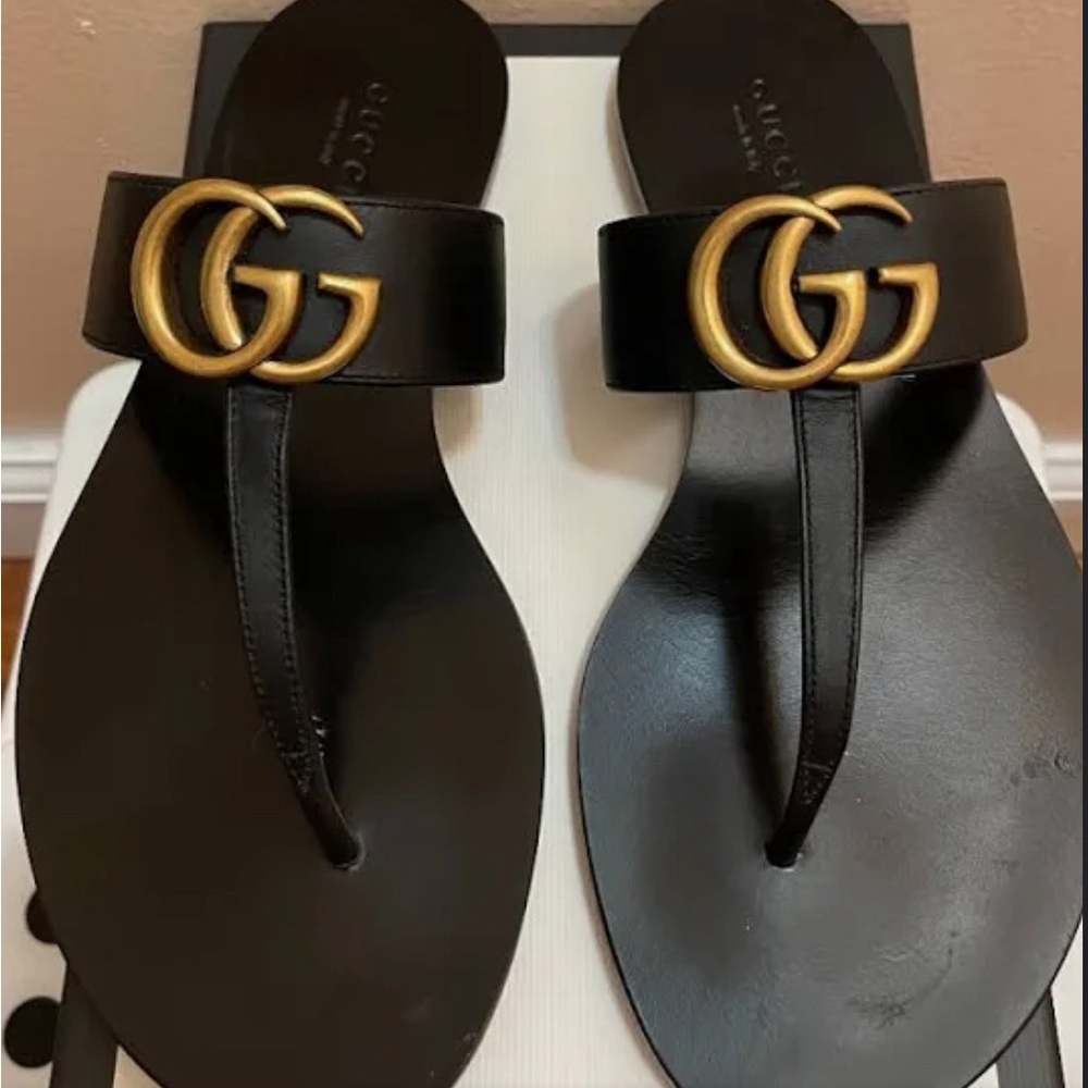 Black authentic GUCCI flat sandal. Great condition. Comfortable fit.